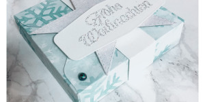 Beitragsbild des Blogbeitrags 12 Tage Weihnachten – Tag 12: eine Box, erstellt mit dem Stanz- und Falzbrett für Umschläge | Stampin‘ Up!