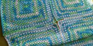 Beitragsbild des Blogbeitrags Baby-Decke-Poncho