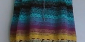 Beitragsbild des Blogbeitrags Buntes Damenkleid im Größe 44–46 häkeln, gratis Anleitung