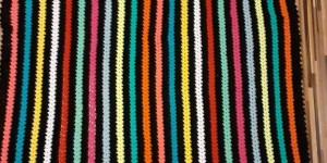 Beitragsbild des Blogbeitrags Decke aus viele bunte streifen häkeln