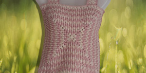 Beitragsbild des Blogbeitrags Gehäkelte Sommerbluse mit der Mosaik Granny muster