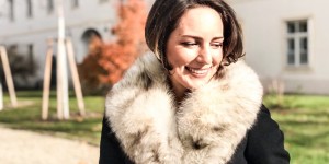 Beitragsbild des Blogbeitrags Sooooo diva look: Black coat and white fur