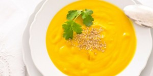 Beitragsbild des Blogbeitrags Karotten-Kokos-Suppe