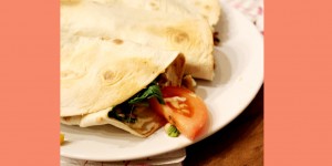 Beitragsbild des Blogbeitrags Foodie Muddi // Burritos mit Avokado und Vogerlsalat 