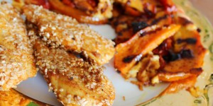 Beitragsbild des Blogbeitrags Sesam Huhn an Ofenkürbis mit Tomaten und Feta