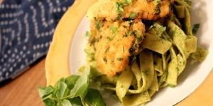 Beitragsbild des Blogbeitrags Tagliatelle mit Basilikum Pesto und Huhn in Kräuterpanade