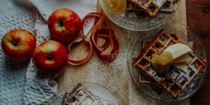 Beitragsbild des Blogbeitrags Haselnusswaffeln mit Apfelmus