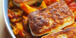 Beitragsbild des Blogbeitrags Zucchini-Nudelauflauf mit Halloumi Haube (Easy!)