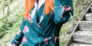 Beitragsbild des Blogbeitrags Outfit: Bluse mit Blumenprint & die Wahl der Location – urban vs. nature 