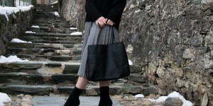 Beitragsbild des Blogbeitrags Outfit: Grauer Midirock + Strickpulli & Sock-Boots 