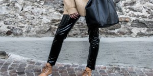 Beitragsbild des Blogbeitrags Outfit: Es wird kuschelig – Oversize Strickpullover und Vinyl-Pants