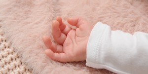 Beitragsbild des Blogbeitrags Zwei Monate Mama – Was ich von meiner Tochter bereits alles gelernt habe.