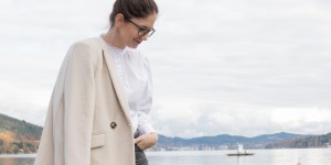 Beitragsbild des Blogbeitrags Easy Herbstoutfit für einen Spaziergang am Wörthersee