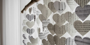 Beitragsbild des Blogbeitrags DIY | Herzchen-Vorhang aus Buchseiten und Notenblättern