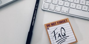 Beitragsbild des Blogbeitrags Oft gegebene Antworten und häufig gestellte Fragen: Das große Texter*innen FAQ