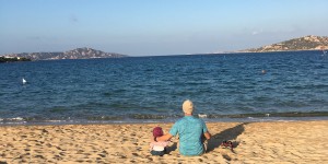 Beitragsbild des Blogbeitrags Sardinien: Das kleine Kind und das Meer