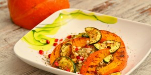 Beitragsbild des Blogbeitrags (Vegane) Quinoabowl mit Kürbis