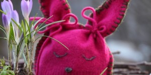 Beitragsbild des Blogbeitrags Ein Pulli wird zum Hasen - DIY