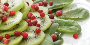 Beitragsbild des Blogbeitrags Glück und Gesundheit - Kiwisalat mit Walnusspesto