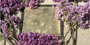 Beitragsbild des Blogbeitrags Steine der Erinnerung – Denkmäler am Wegrand der Westbahnstraße 