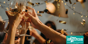 Beitragsbild des Blogbeitrags Trauben, rote Unterwäsche und ein Lämmchen – Silvesterbräuche bei uns und um die Welt
