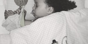 Beitragsbild des Blogbeitrags Einschlafbegleitung Mama vs. Papa 