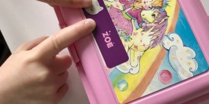Beitragsbild des Blogbeitrags Kleben statt beschriften – Namenssticker von Stickerkid im Test