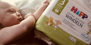 Beitragsbild des Blogbeitrags Babysanft zur Babyhaut: Wir haben die neuen Windeln von HiPP auf Herz und Nieren getestet