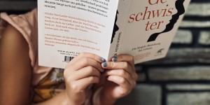 Beitragsbild des Blogbeitrags Buchtipp inkl. VERLOSUNG: Geschwister – Die längste Beziehung des Lebens