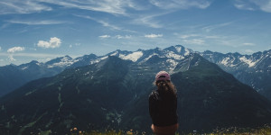 Beitragsbild des Blogbeitrags Über Stock und Stein: Zehn gute Gründe, warum wir mit unseren Kindern wandern sollten 