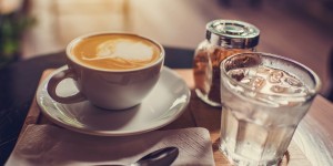 Beitragsbild des Blogbeitrags Glas Wasser zum Kaffee