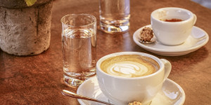 Beitragsbild des Blogbeitrags Glas Wasser zum Kaffee