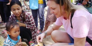 Beitragsbild des Blogbeitrags Bloggen aus Kambodscha: “Da steht man inmitten von kleinen Kindern, die noch nie eine weiße Frau gesehen haben, mit einem schweineteuren Smartphone und filmt. Ich hab mich so schlecht gefühlt und geschämt, für das was ich habe.”