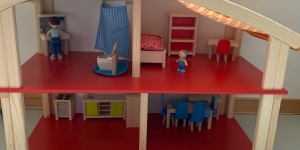 Beitragsbild des Blogbeitrags Unser Puppenhaus inkl. Zimmer-Verlosung – Werbung