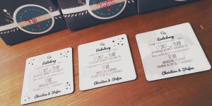 Beitragsbild des Blogbeitrags #hochzeitskram: Magnete als Save the Date oder Einladungen in Süßigkeitsschachteln