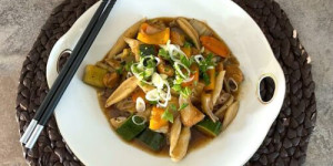 Beitragsbild des Blogbeitrags Colahuhn aus dem Wok mit Scherennudeln – Ein Internetklassiker neu aufgelegt
