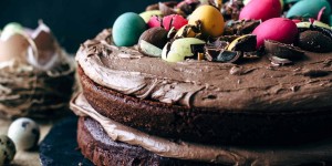 Beitragsbild des Blogbeitrags Chocolate Easter Eggs Cake with Chocolate Marshmallow Frosting