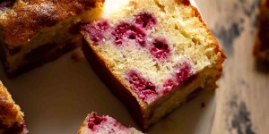 Beitragsbild des Blogbeitrags Easy Raspberry Cake Recipe From Scratch