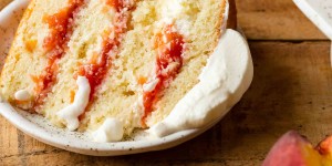 Beitragsbild des Blogbeitrags Peaches and Cream Cake Recipe