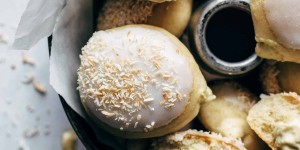 Beitragsbild des Blogbeitrags Coconut Cream filled Baked Yeast Donuts Recipe