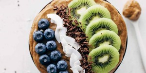 Beitragsbild des Blogbeitrags Avocado Chocolate Smoothie Bowl
