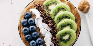 Beitragsbild des Blogbeitrags Avocado Chocolate Smoothie Bowl 