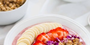Beitragsbild des Blogbeitrags Peanut Butter Acai Smoothie Bowl