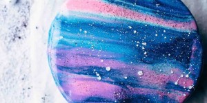 Beitragsbild des Blogbeitrags Mirror Glaze Galaxy Cake Recipe