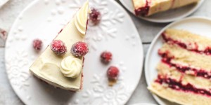 Beitragsbild des Blogbeitrags Cranberry Orange Cake with White Chocolate Frosting