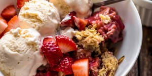 Beitragsbild des Blogbeitrags Strawberry Rhubarb Crisp
