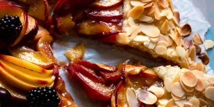 Beitragsbild des Blogbeitrags Almond Peach Galette Recipe