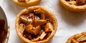 Beitragsbild des Blogbeitrags Mini Apple Caramel Pies 