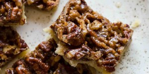 Beitragsbild des Blogbeitrags To-Die-For Pecan Pie Shortbread Bars 