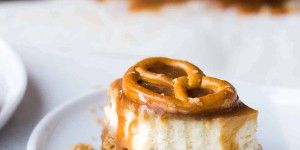 Beitragsbild des Blogbeitrags Salted Caramel Cheesecake Bars with Pretzel Crust